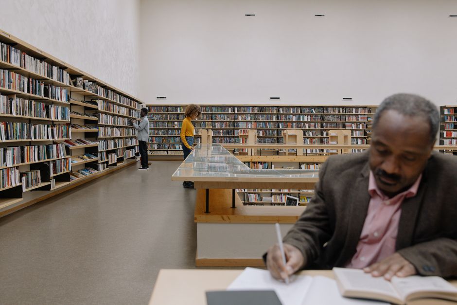 A spacious modern library in Toronto showcasing architectural design.